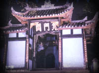 传说鬼门关为通往地府之门,位于天子殿西南侧.鬼门