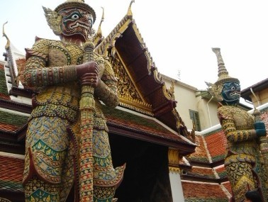 夜叉手上带的戒指里镶的可是真正的绿宝石-玉佛寺Wat Phra Kaew_曼谷