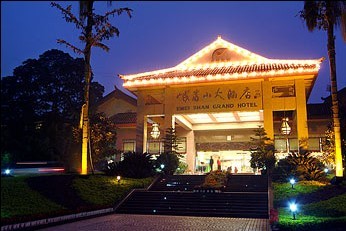 峨眉山大酒店大门外观